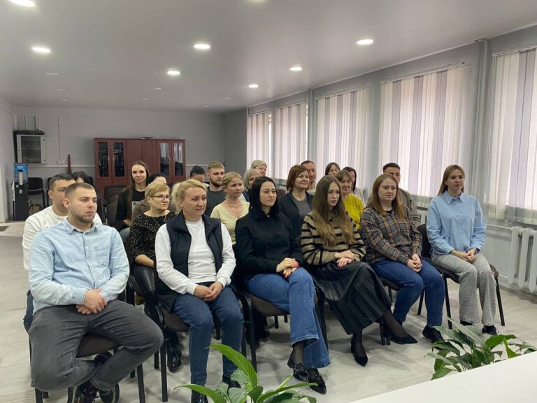 Коллектив предприятия КЖЭУП «Ельское» следит за инаугурацией