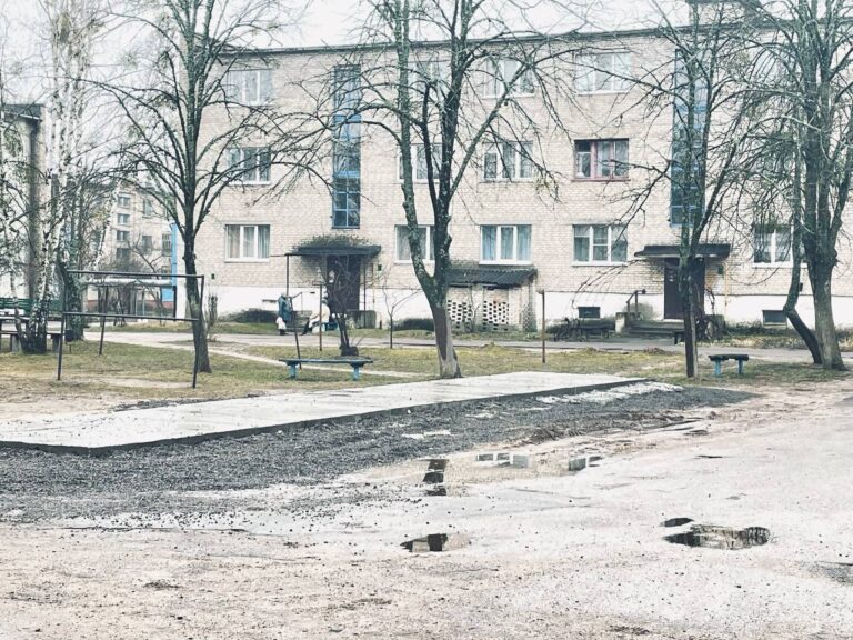 КЖЭУП «Ельское» ведет работы по санитарной резке территории возле объекта капитального ремонта д.11 по ул. 50 лет СССР