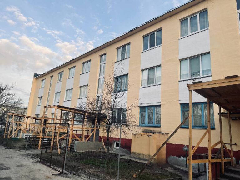 Завершаются работы по окраске фасада объекта капитального ремонта