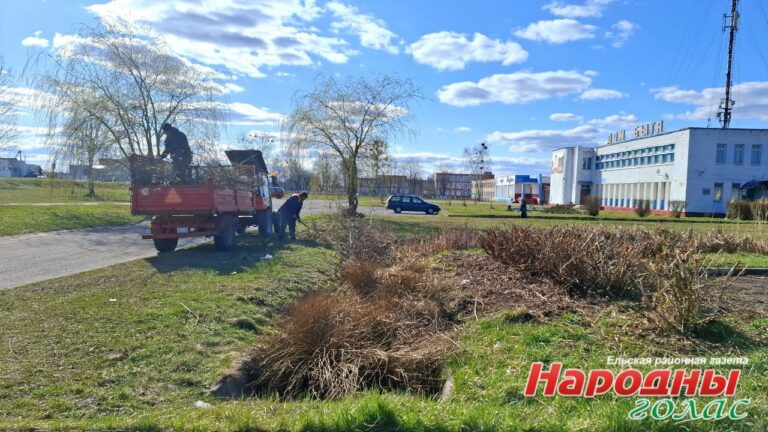 Работники КЖЭУП «Ельское» продолжают наводить порядок на улицах города.