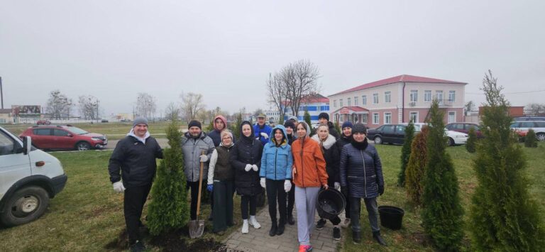 Сотрудники аппарата управления КЖЭУП «ЕЛЬСКОЕ» трудятся на высадке хвойных растений на территории г.Ельска, оказывают помощь в погрузке служащим Ельского райисполкома.