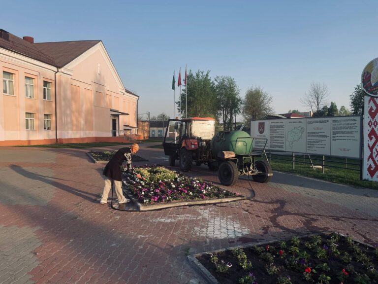 Цех благоустройства КЖЭУП «ЕЛЬСКОЕ» начинает рабочий день с 6:00 утра для полива цветов и хвойных растений, высаженных на территории города