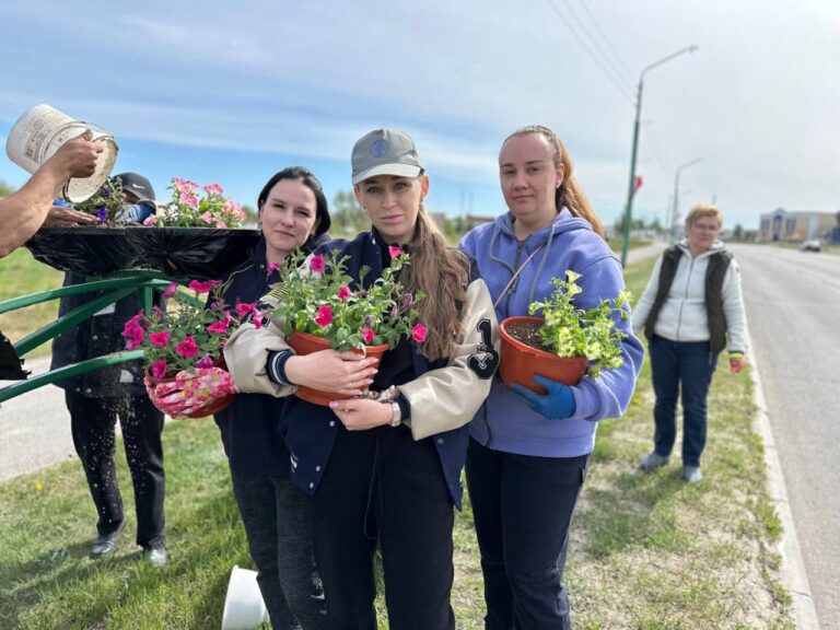 Административно-управленческий персонал КЖЭУП «ЕЛЬСКОЕ» работают над высадкой растений в уличные цветочницы по Мозырскому тракту, г. Ельска.
