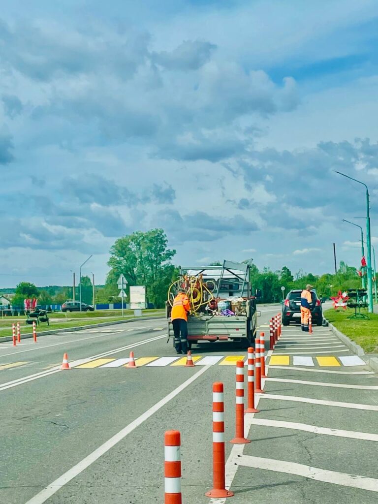 На территории г.Ельска наносится дорожная разметка СМЭП Гомельского облисполкома