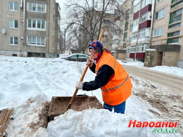 КЖЭУП «Ельское» проводит работы по расчистке от снега и обработке противогололедными материалами улично-дорожную сеть.