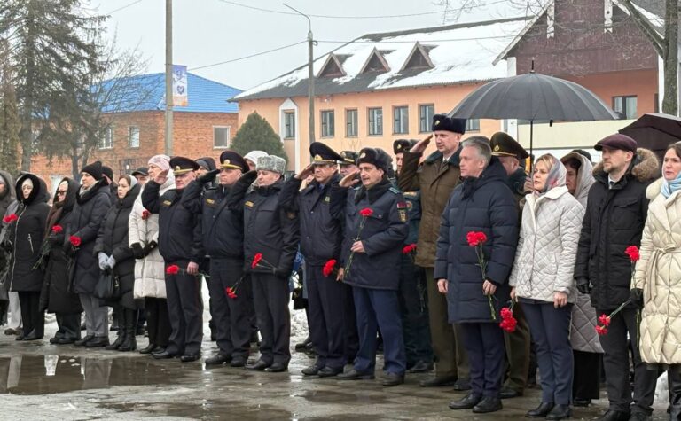 В городском сквере Ельска прошел торжественный митинг «Служу Отечеству!», посвященный Дню защитников Отечества и Вооруженных Сил Республики Беларусь.