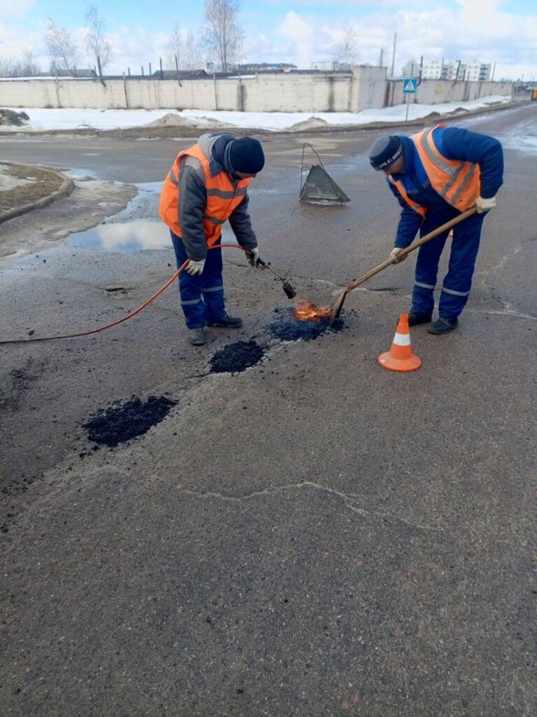 Участок благоустройства приступил к работам по устранению критичной ямочности на улицах города.