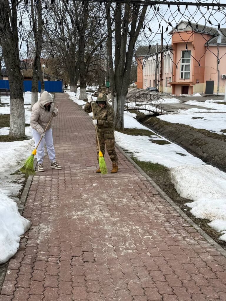 Сегодня административно-управленческий аппарат КЖЭУП «Ельское» на территории городского сквера провел парково хозяйственный день