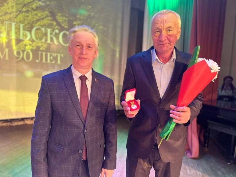 Председатель Ельского районного исполнительного комитета Виктор Замостик вручил заслуженную награду.